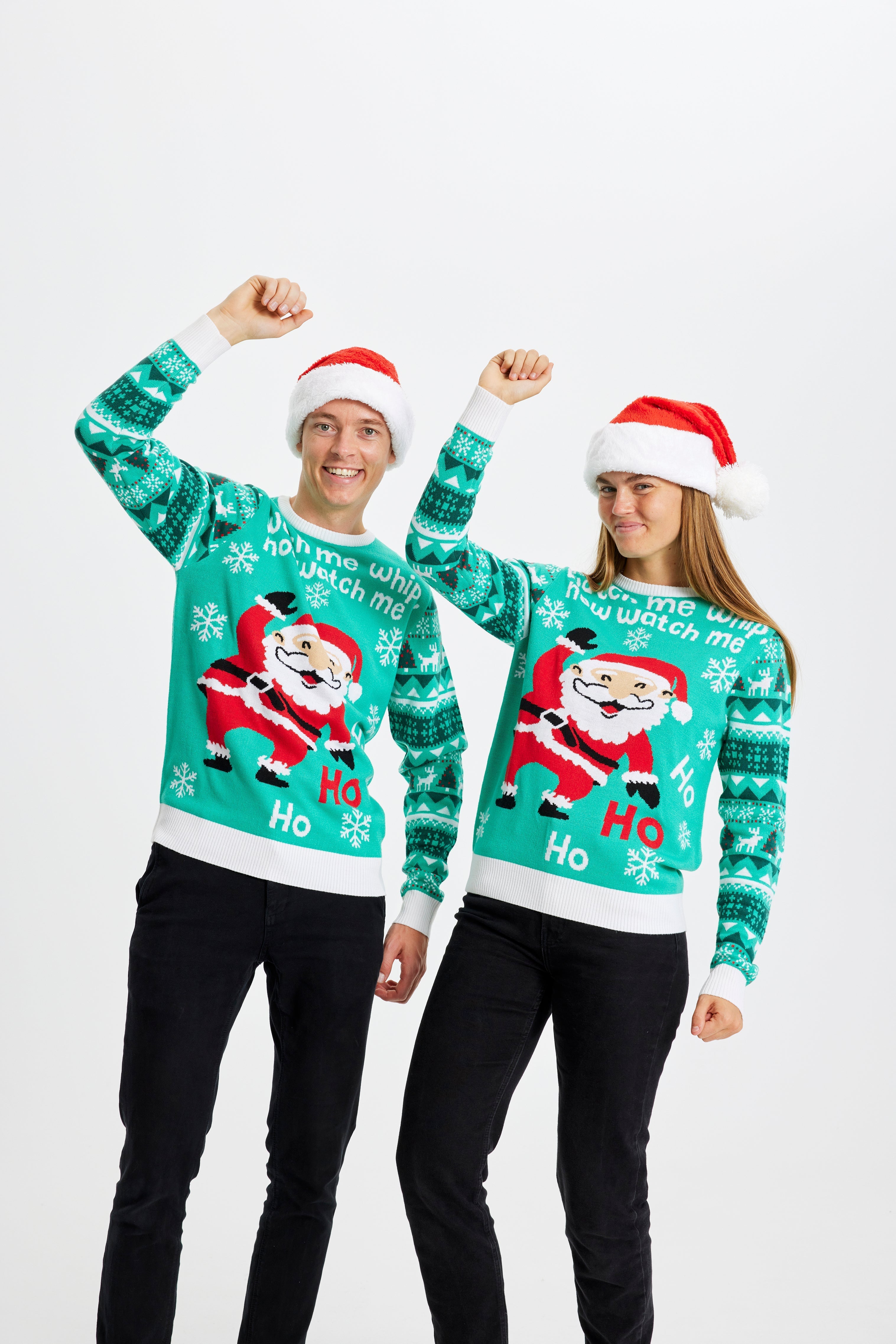 Ein Paar trägt einen türkisfarbenen Weihnachtspulli mit dem Spruch
